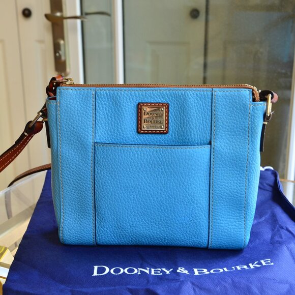Dooney & Bourke Handbags - Dooney & Bourke crossbody purse
